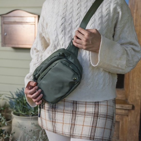 BearPaw Green Belt Bag - Picture 7 of 10